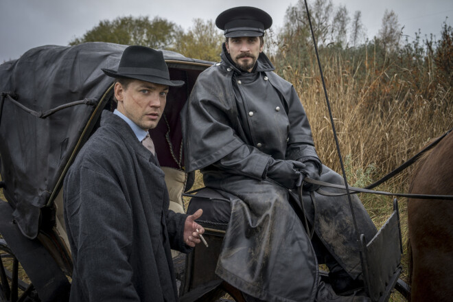 “Kino specifika paredz, ka drēbēm jāizskatās valkātām, apdzīvotām, ja vien scenārijā nav rakstīts, ka tās ir tikko no veikala. Tāpēc devām aktieriem tās ievalkāt, lai krunkas izveidojas īstajās vietās. Mazliet varējām palīdzēt arī, apģērbu vairākkārt mazgājot, birstējot ar sukām un berot virsū pelnus.” Pelēkais un ormanis (Uģis Blūms) speciāli šūtajā kučiera mētelī.