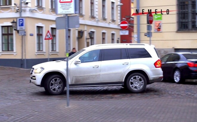 Latvijā šā "Mercedes" auto pirmā reģistrācija ir 2012. gada aprīlī, un Gobzems ir spēkrata trešais īpašnieks. 2013. gada 6. jūnijā mersedesu kāds iegādājās no pirmā īpašnieka, bet jau dienu vēlāk auto bija reģistrēts uz trešā īpašnieka – Gobzema – vārda.