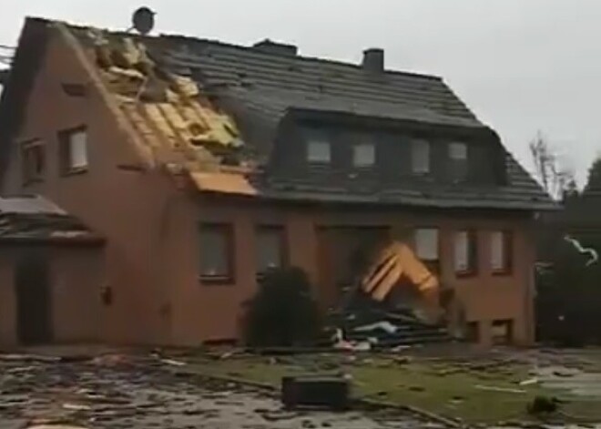 VIDEO: Vācijas pilsēta piedzīvo reģionam netipisku parādību – spēcīgu tornado