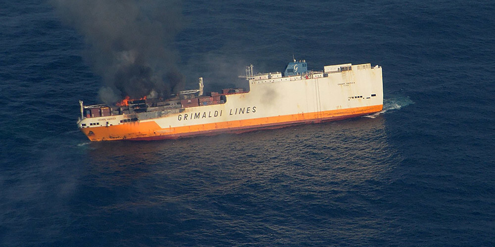 Pēc kuģa avārijas Francijas krastam tuvojas naftas produktu plankums