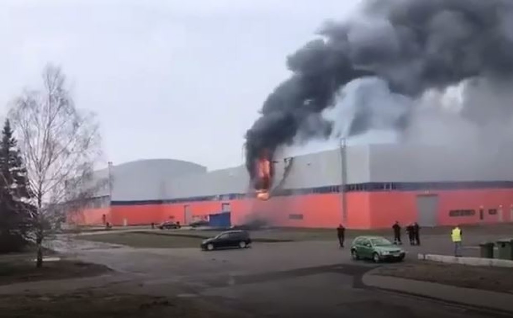 Rūpnieciskajā teritorijā Jelgavā aizdegusies ražotnes ēka; notikuma vietā strādā vairāk nekā 20 ugunsdzēsēji