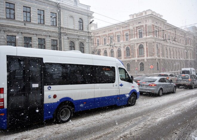 Rīgas mikroautobusos veic aptauju par "mikriņu" nepieciešamību galvaspilsētā