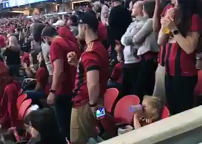 VIDEO: atjautīgs tēvs vienlaikus pieskata bērnu un vēro futbola maču