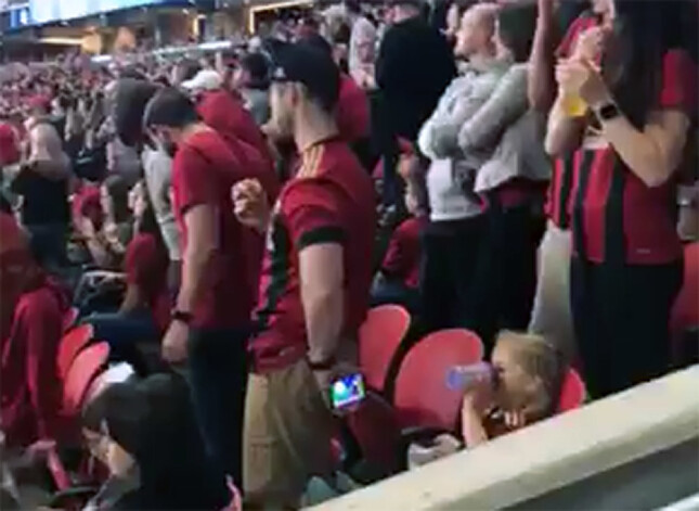 Vīrietis vienlaikus sekmīgi veic vairākas darbības.