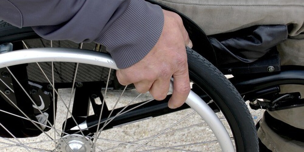 Жительница Латвии возмущена: "Лежачий парализованный инвалид должен государству почти 300 евро"