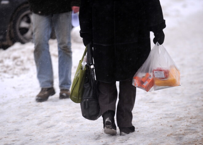 Latvijā 35,7% mājsaimniecību pērn ikdienas izdevumus sedza ar grūtībām