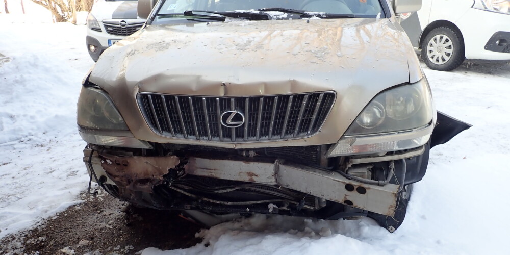 "Lexus" vadītājs 3,43 promiļu reibumā izraisa avāriju un pamet notikuma vietu