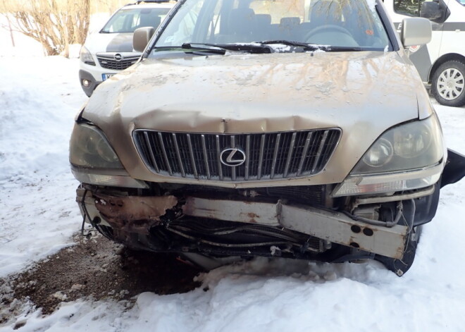 В Цесисе водитель Lexus с 3,43 промилле устроил аварию с пострадавшим и скрылся