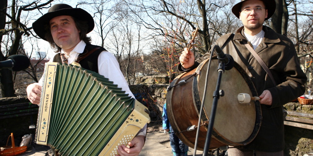 Latviskās tradīcijas kopēji Lieldienas svin pēc Saules ceļa, nevis Mēness fāžu kalendāra, kā to dara Rietumu kristieši. Tādēļ šogad Lieldienas iznāk svinēt divas reizes – ap 20. martu un ap 20. aprīli.