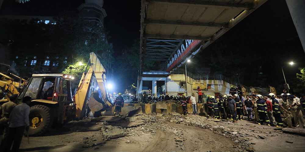 Mumbajā sagruvis remontā esošs gājēju tilts, negadījumā miruši 6 cilvēki