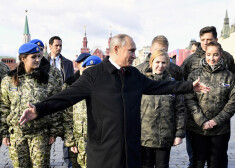 Vladimirs Putins tiekas ar pusaudžu militāri patriotiskās kustības "Junarmija" dalībniekiem.