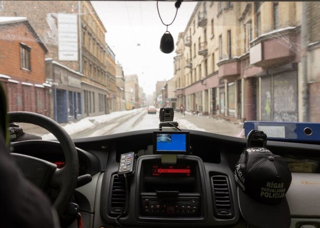 Policisti, sekojot sniegā atstātām pēdām, aiztur 2,84 promiļu reibumā esošo autovadītāju