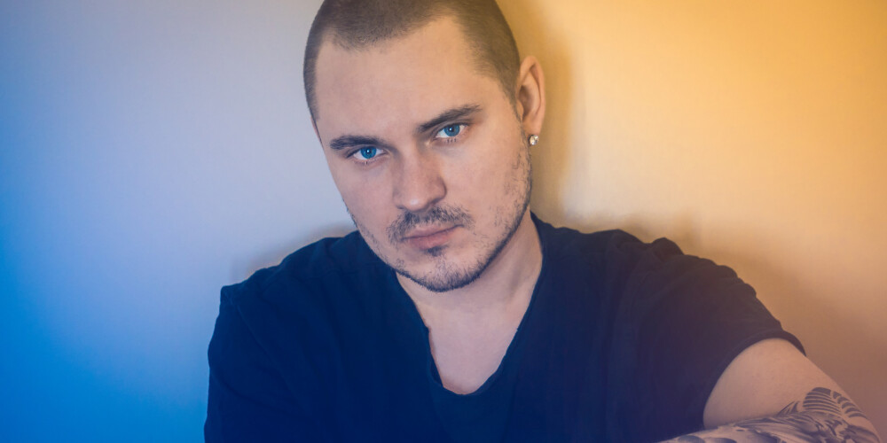 "Patvērums ir vien klusa, tumša istaba, nakts melnumā,” noslēpumaini izsakās Deigelis.