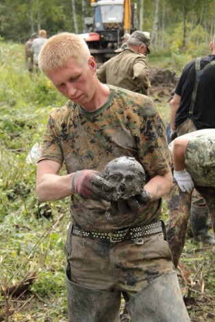 Māris Jurciņš ar purvā atrastu galvaskausu. Vaigā caurums...