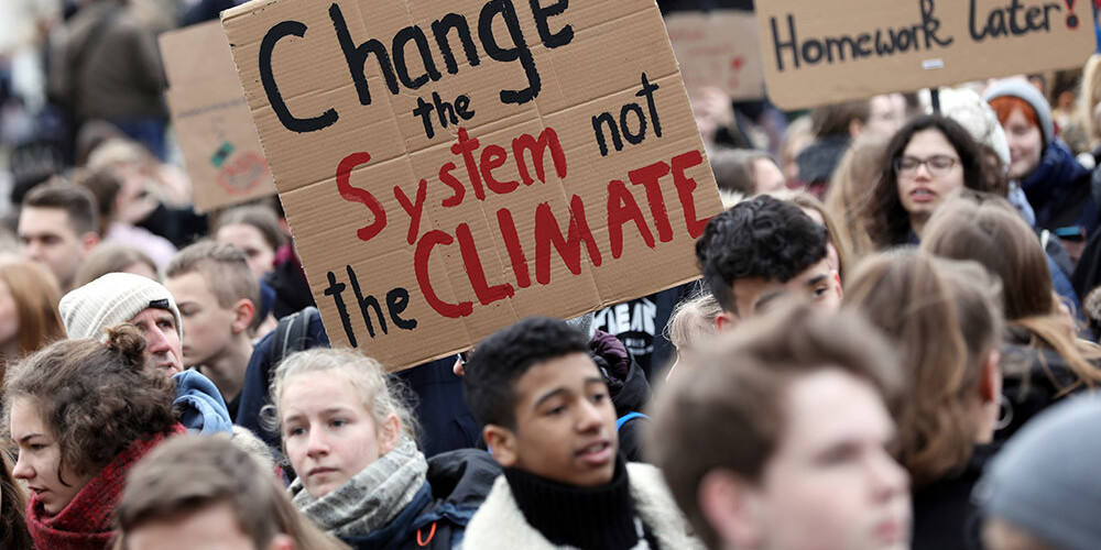 Skolēni visā pasaulē protestos pieprasa aktīvāku cīņu ar klimata izmaiņām