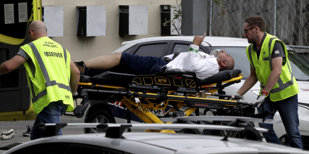 Jaunzēlandē apšaudēs divās mošejās nogalināti 49 cilvēki, uzbrucējs notiekošo filmējis