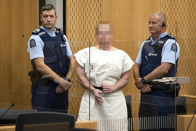 Austrālijas pilsonis Brentons Tarants jau stājies tiesas priekšā un viņam noteikts apcietinājums.