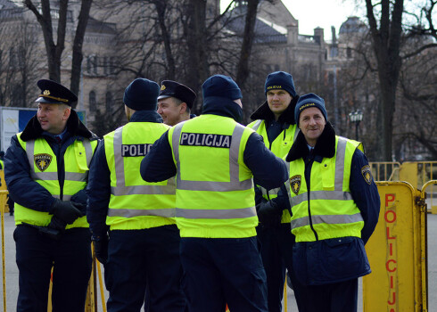 Situācija pie Brīvības pieminekļa ir mierīga. Kārtību uzrauga liels skaits likumsargu.