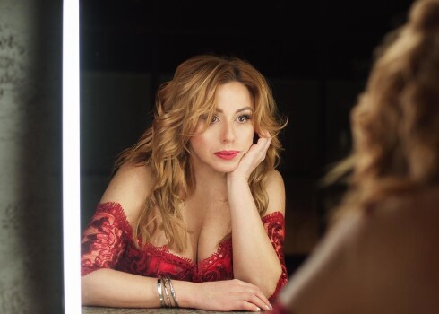 Жалаңаш комедия клубының мүшелері Порно қыздар бір-бірінің аузына сисады