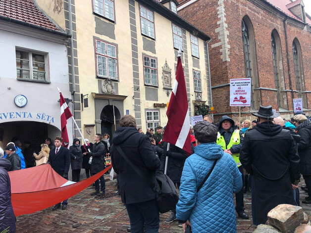 Leģionāru piemiņas gājiena dalībnieki uzsāk ceļu pie Brīvības pieminekļa.