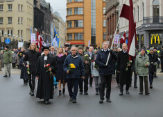 Gājiena dalībniekiem rokās bija gan ziedi, gan Latvijas, Lietuvas un Igaunijas karogi.