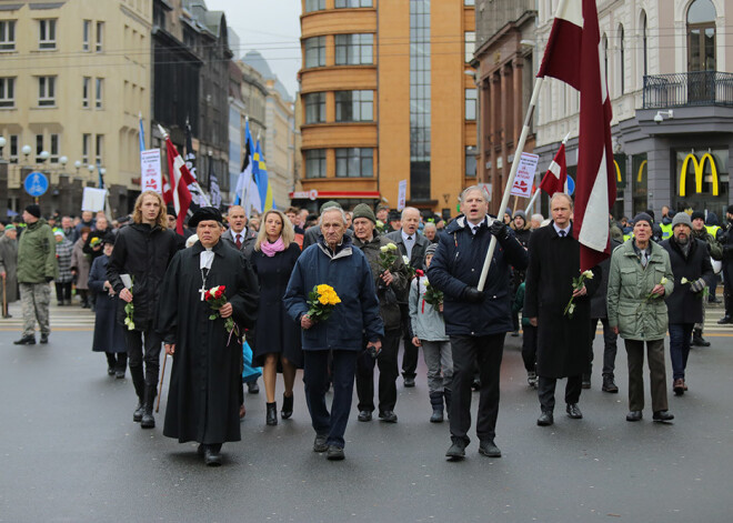 Leģionāru piemiņas gājienā uz Brīvības pieminekli piedalījušies vairāk nekā 1000 cilvēku