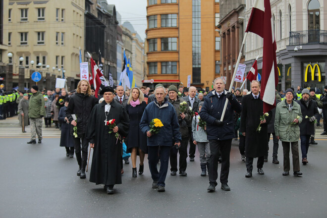 Gājiena dalībniekiem rokās bija gan ziedi, gan Latvijas, Lietuvas un Igaunijas karogi.