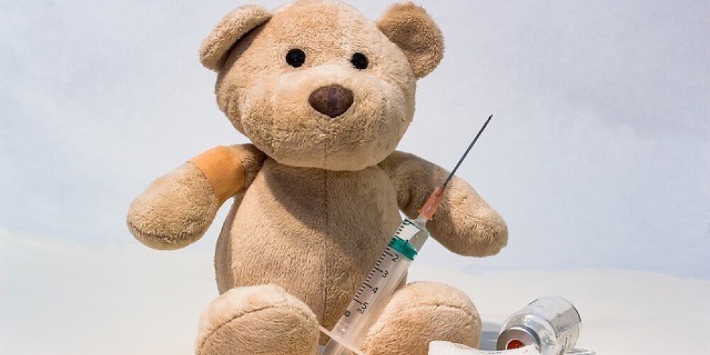 Будут ли в Латвии штрафовать родителей, не делающих прививок детям?
