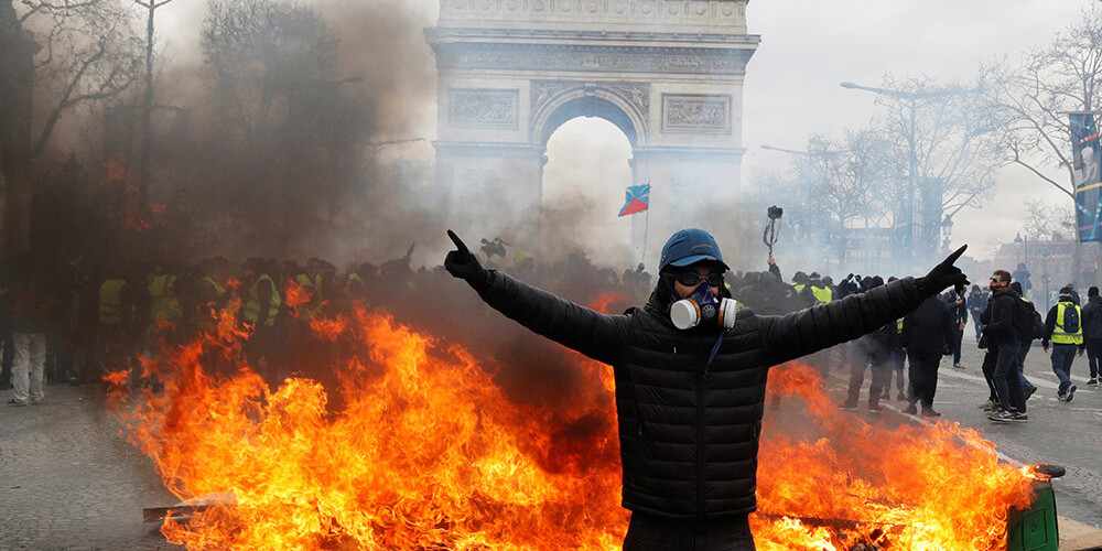 "Dzelteno vestu" protestā Parīzē uzliesmo vardarbība un gaisu piepilda asaru gāzes mākoņi