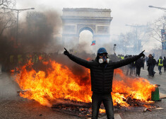 "Dzelteno vestu" protestā Parīzē uzliesmo vardarbība un gaisu piepilda asaru gāzes mākoņi