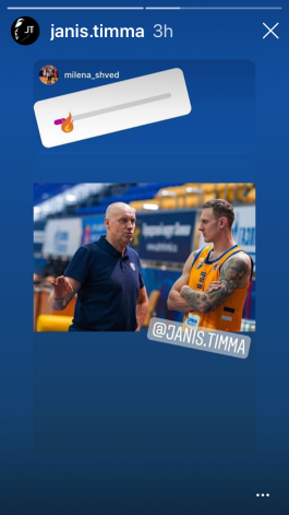 Jānis Timma un "Himki" galvenais treneris, pieredzējušais lietuvietis Rims Kurtinaitis.