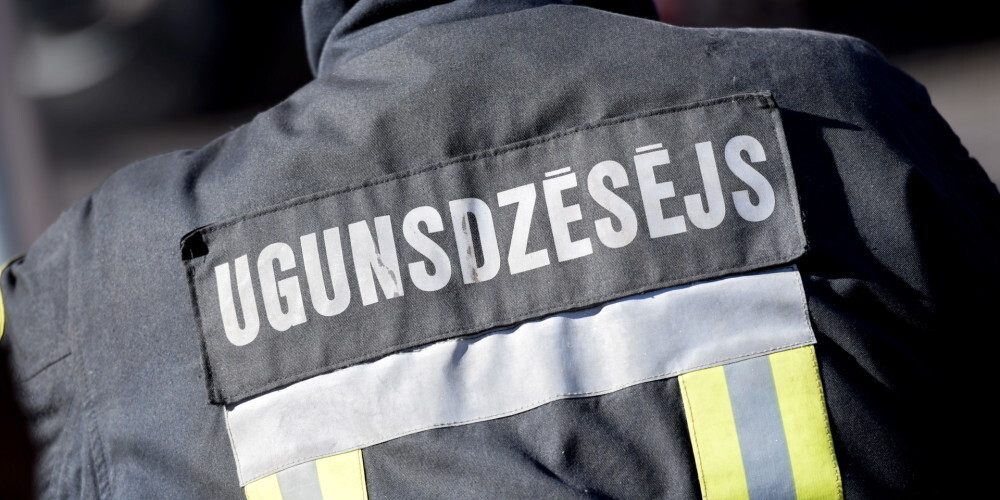 В Гулбене произошел пожар в многоквартирном доме: из горящей квартиры вынесли человека