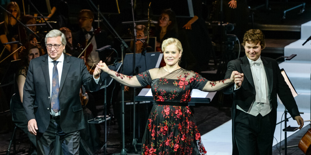 FOTO: pašmāju zvaigznes Operā lielajā jubilejā sveic Kristīni Zadovsku