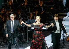 FOTO: pašmāju zvaigznes Operā lielajā jubilejā sveic Kristīni Zadovsku
