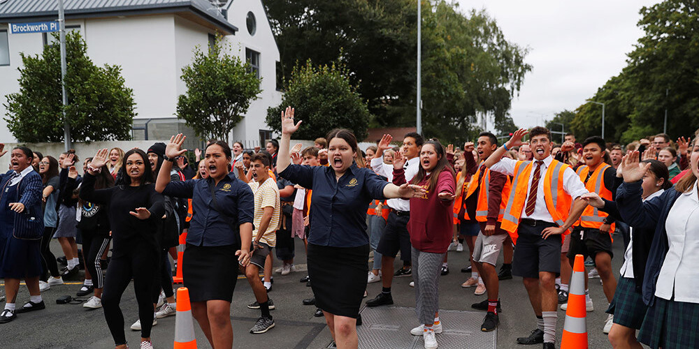 VIDEO: mošeju upuru piemiņai skolēni Jaunzēlandē izpilda haku