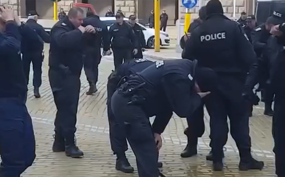 VIDEO: policisti Sofijā cenšas savaldīt protestētājus un nejauši sev acīs iesmidzina piparu gāzi