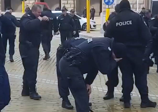 VIDEO: policisti Sofijā cenšas savaldīt protestētājus un nejauši sev acīs iesmidzina piparu gāzi