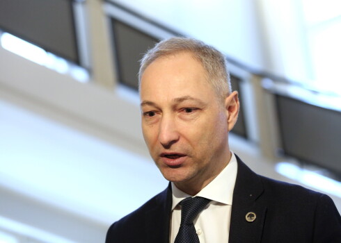 Uz jautājumu ministrs atbildēja izvairīgi, norādot, ka jautājums "droši vien paredzēts Nacionālās drošības komisijai". Taču ministrs norādīja, ka "tur ir ieguldījumi, materiāli, man ir aizdomas, ka betonā".