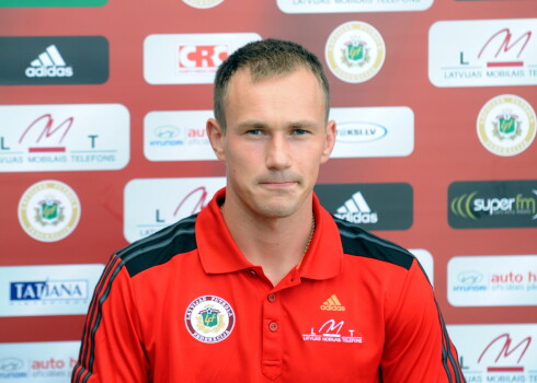 Futbola izlases jaunais treneris sastāvā nepaņem pieredzējušo Višņakovu, kā arī Zjuzinu un Kazačoku