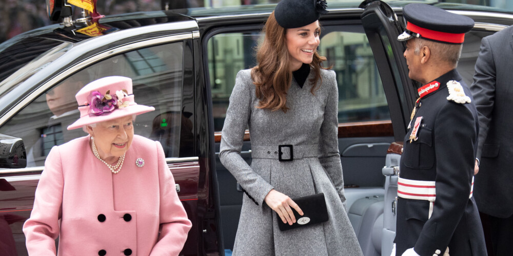 Королева Елизавета II и герцогиня Кэтрин впервые вышли в свет только вдвоем