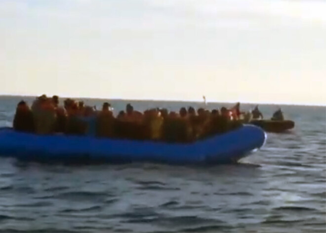 Itālijas valdība liedz pietauvoties kuģim ar 49 migrantiem: "Ostas ir un paliks slēgtas"