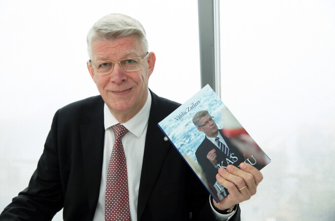 Eksprezidents Valdis Zatlers savas grāmatas "Kas es esmu" atvēršanas svētkos Latvijas Nacionālajā bibliotēkā.