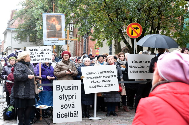 Pēdējais seksa skandāls, kas satricināja Latvijas baznīcu saistīts ar Rēzeknes priestera Pāvela Zeiļas lietu. Cilvēktirdzniecībā vainotā mācītāja aizstāvībai pie Saeimas pat tika sarīkots pikets.