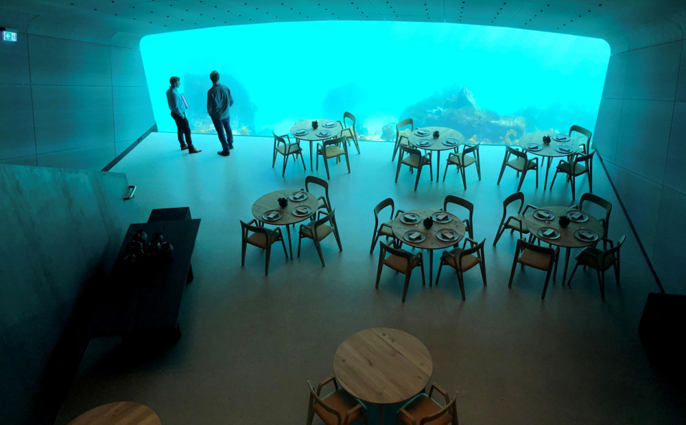 Norvēģijā par teju 400 eiro varēs paēst zemūdens restorānā; galdiņu rezervējuši jau 7000 gribētāju