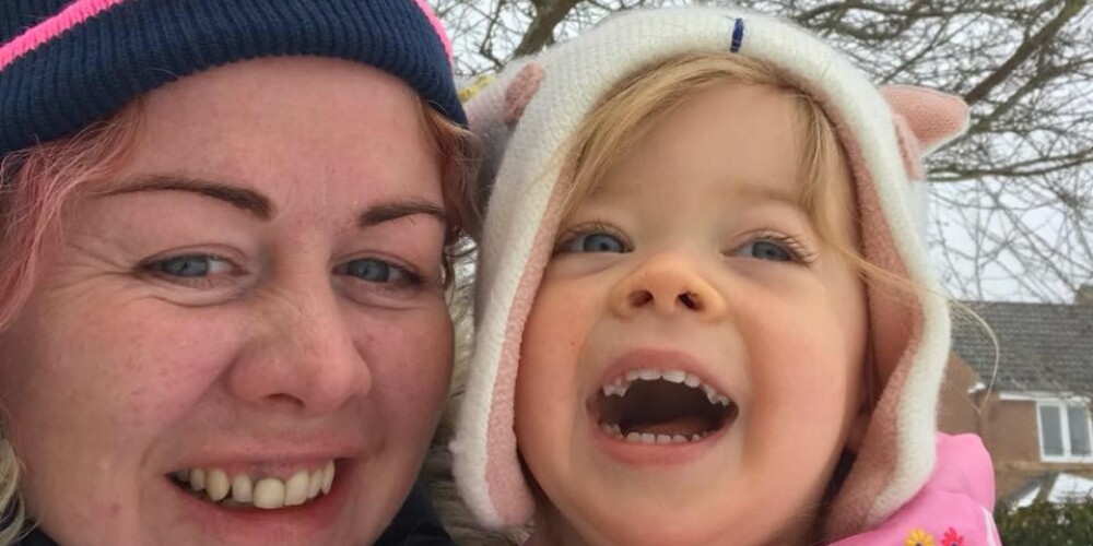 Mamma, kura Lielbritānijā leikēmijas dēļ zaudējusi meitiņu, aicina cilvēkus visā pasaulē iesaistīties akmentiņu spēlē