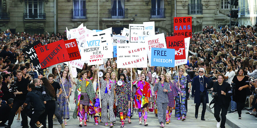 Modes leģenda Karls Lāgerfelds atbalstīja ideju par maigo feminismu: "Feminisms nav kravas auto šoferu kustība"