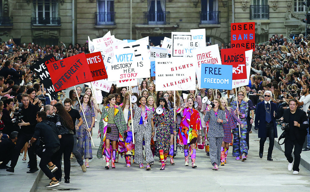 Modes leģenda Karls Lāgerfelds atbalstīja ideju par maigo feminismu: 
