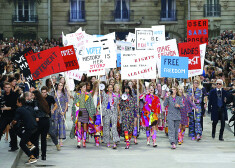 Modes leģenda Karls Lāgerfelds atbalstīja ideju par maigo feminismu: "Feminisms nav kravas auto šoferu kustība"