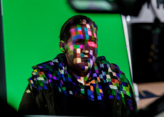 FOTO no jaunā LMT seriāla filmēšanas aizkulisēm - tā Regnārs Vaivars iejūtas mākslīgā intelekta tēlā