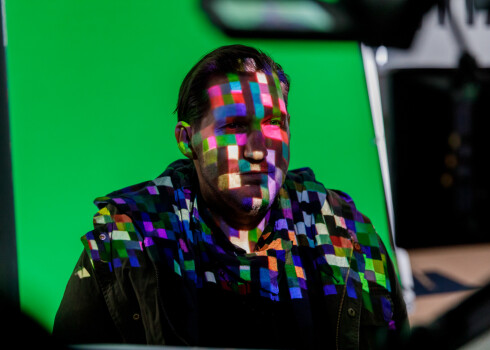 FOTO no jaunā LMT seriāla filmēšanas aizkulisēm - tā Regnārs Vaivars iejūtas mākslīgā intelekta tēlā
